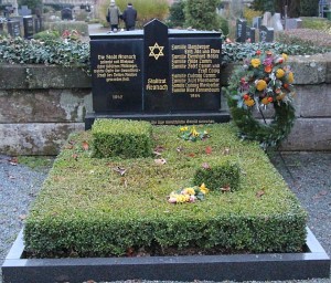 Aus Anlaß des Gedenkens an die Reichspogromnacht hatte der Aktionskreis Kronacher Synagoge am 9. November 2014 (50 Jahre nach der Enthüllung des Denkmals für die Kronacher jüdischen Familen) zu einer Gedenkfeier auf den Friedhof eingeladen. Das Bild zeigt den Gedenkstein an diesem Tag.  (Foto Rainer Glissnik)